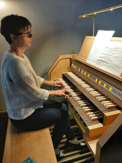 Unsere Organistin Carolin Tost an der neuen Orgel 